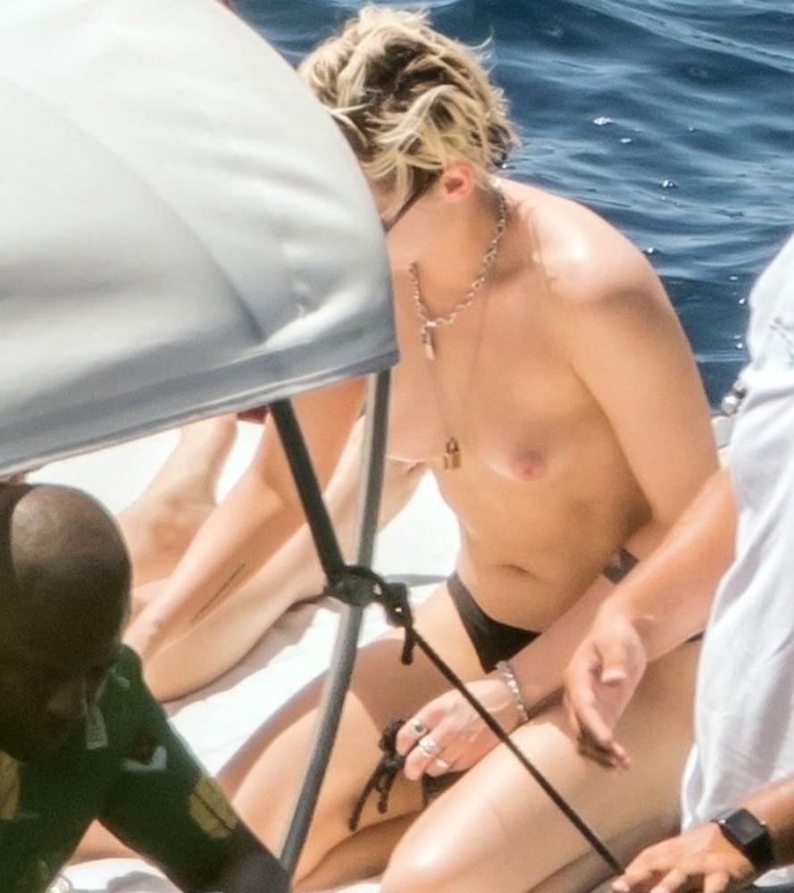 17P Kristen Stewart nude and hot 2