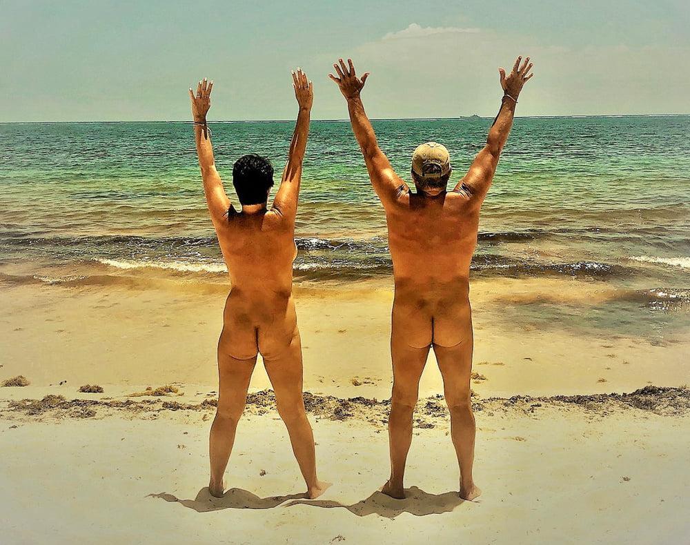 25P 0583 Vivid scenery of nude beach