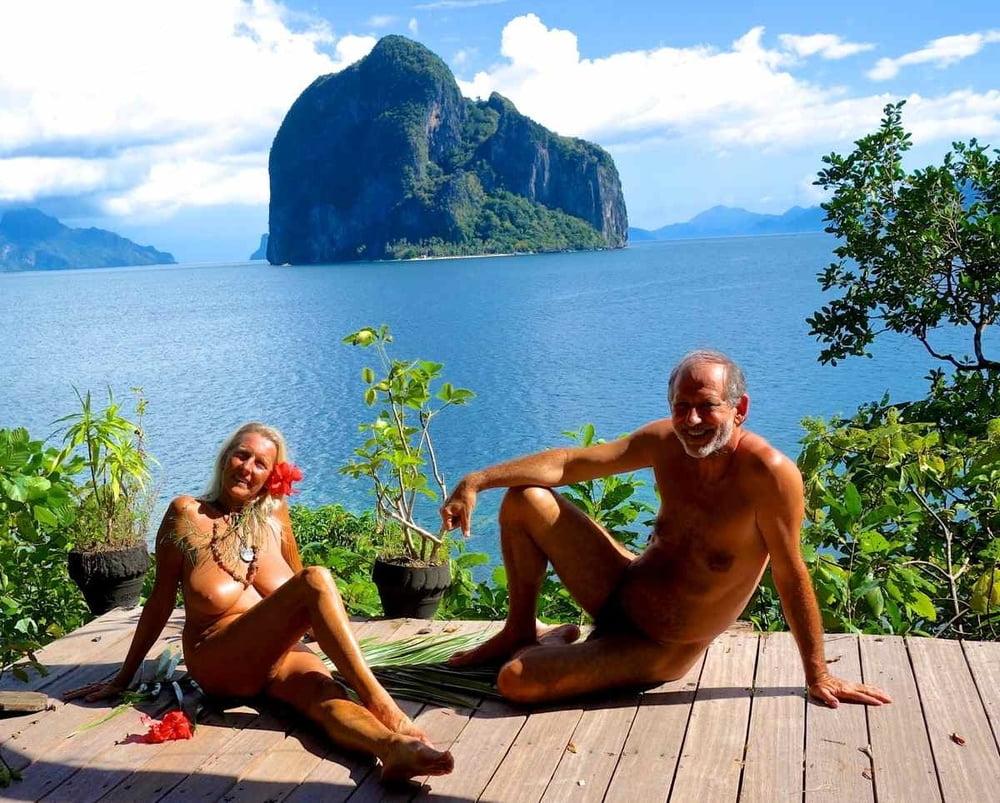 25P 0583 Vivid scenery of nude beach
