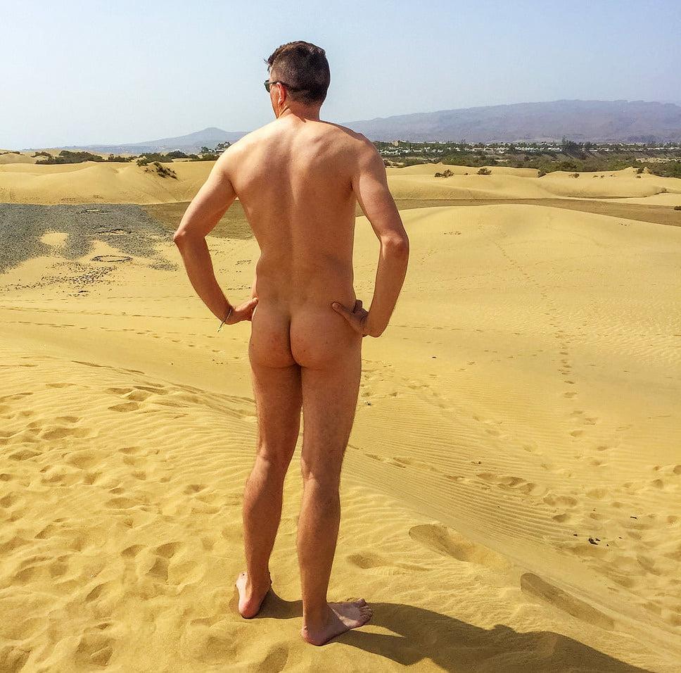 25P 0583 Vivid scenery of nude beach