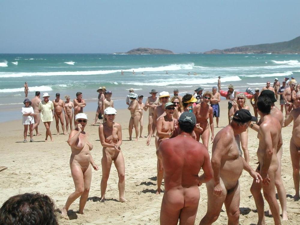 25P 0583 Vivid scenery of nude beach