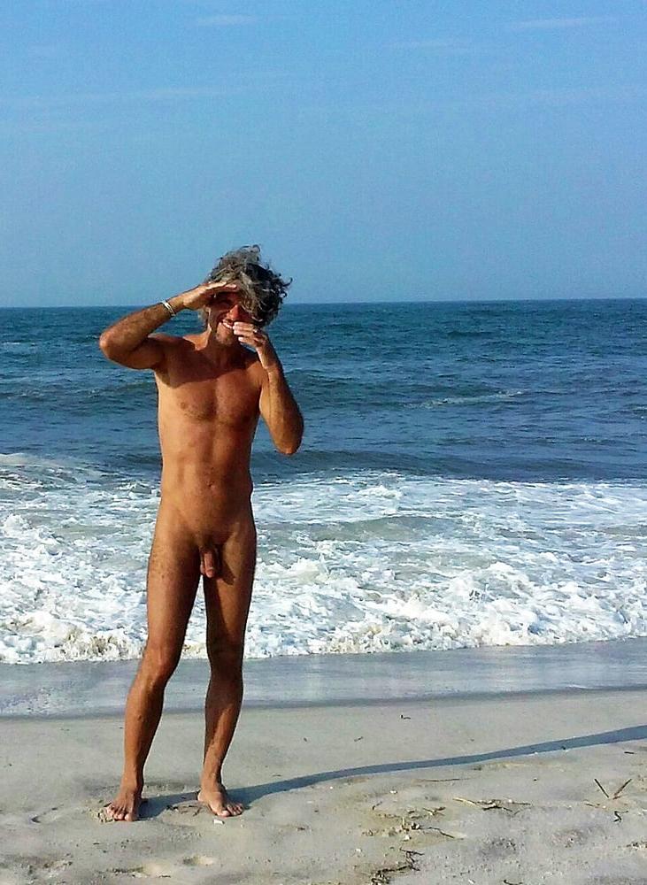 25P 0583 Vivid scenery of nude beach