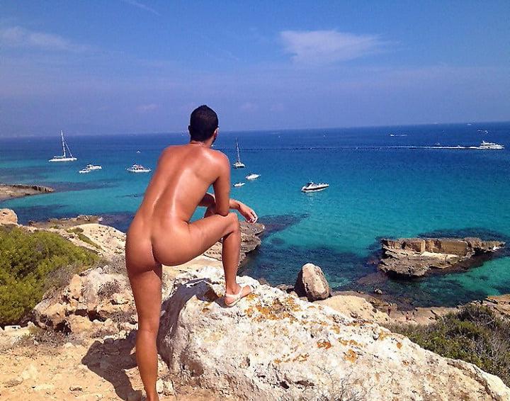 25P 0583 Vivid scenery of nude beach