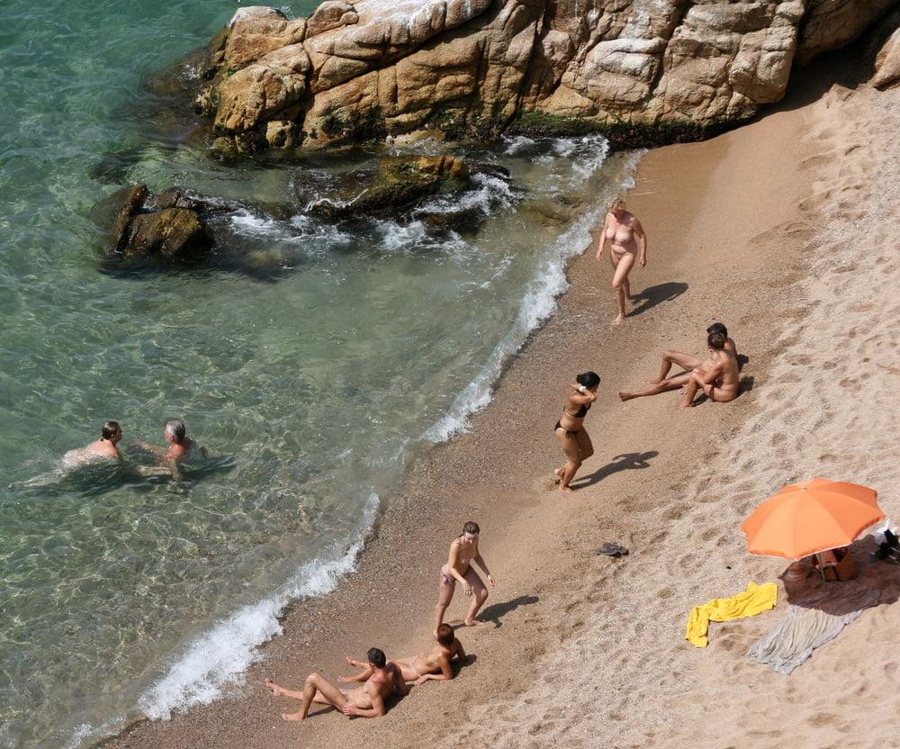 25P 0583 Vivid scenery of nude beach