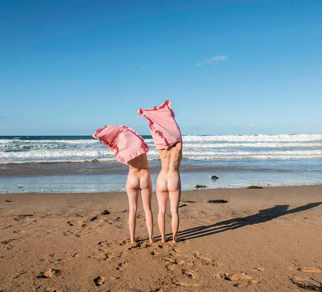 25P 0583 Vivid scenery of nude beach