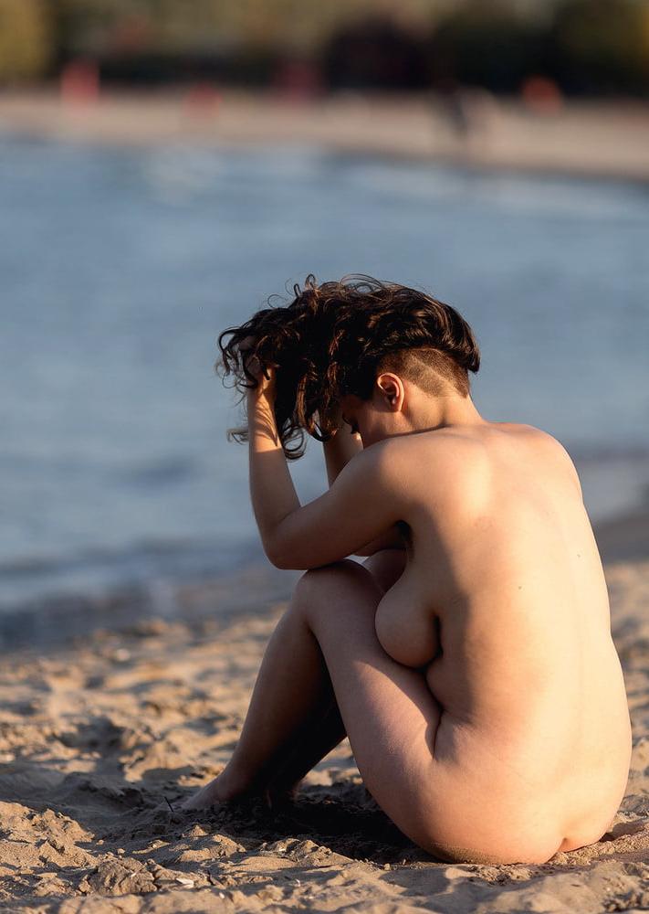 25P 0583 Vivid scenery of nude beach