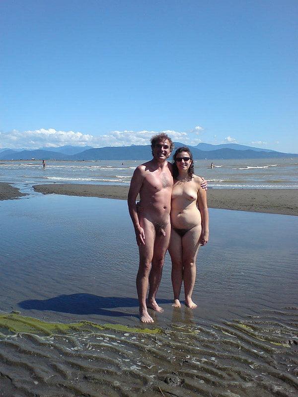 25P 0583 Vivid scenery of nude beach