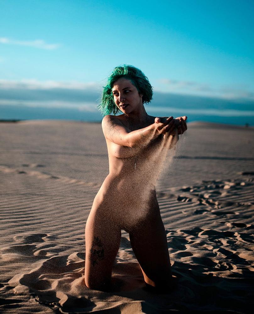 25P 0583 Vivid scenery of nude beach