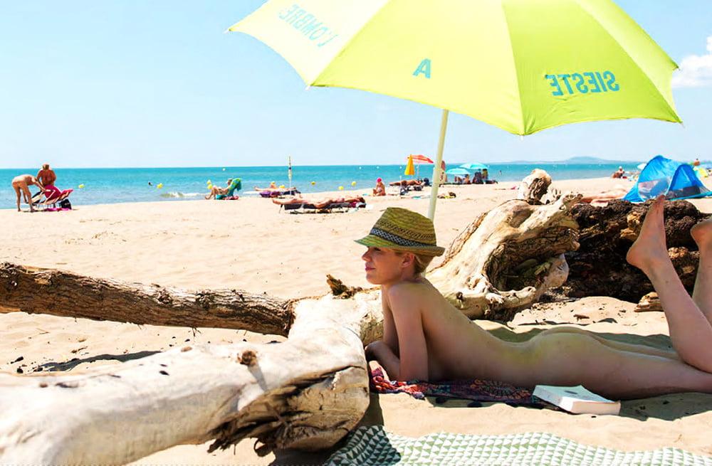 25P 0583 Vivid scenery of nude beach