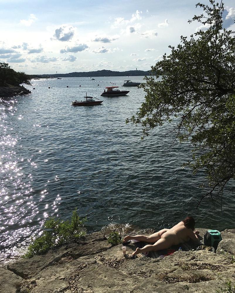 25P 0584 Vivid scenery of nude beach