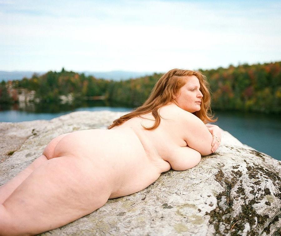 25P 0584 Vivid scenery of nude beach
