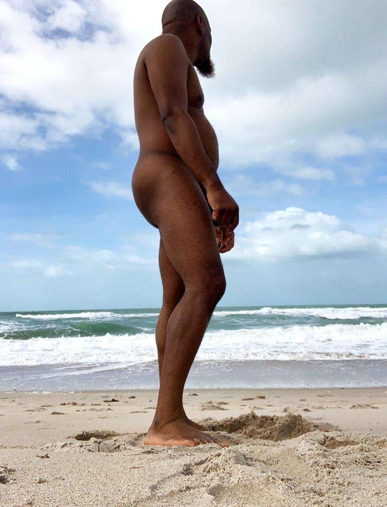 25P 0584 Vivid scenery of nude beach