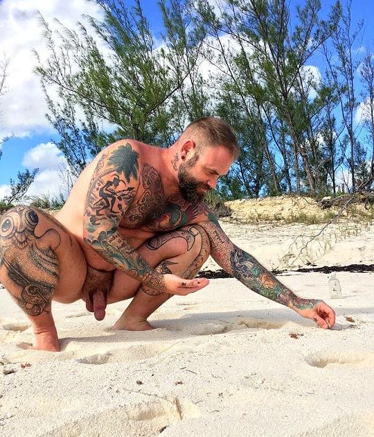 25P 0584 Vivid scenery of nude beach