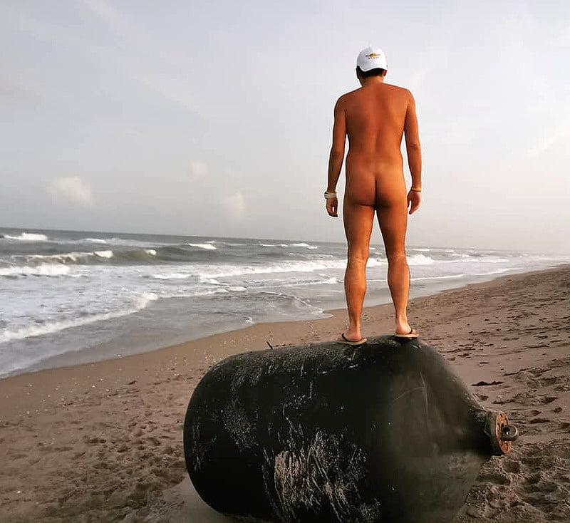 25P 0584 Vivid scenery of nude beach