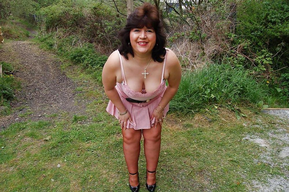 25P Moms Milfs housewives outdoor and saggy