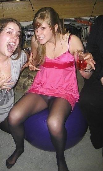 25P Nylon - upskirt - leg 38