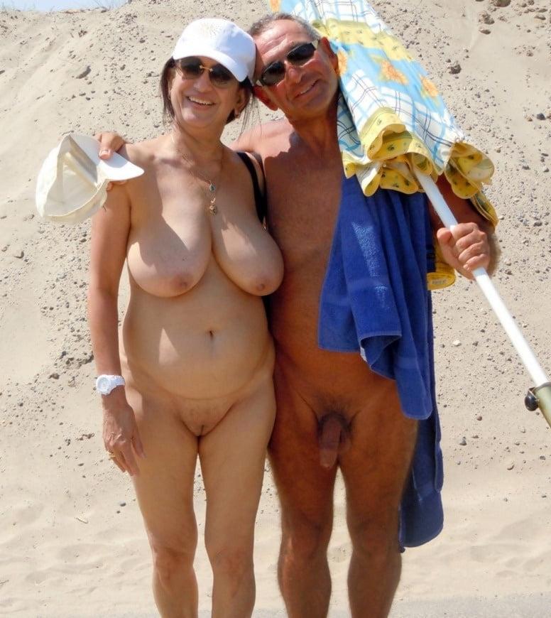 25P 0572 Nude beaches for couples.