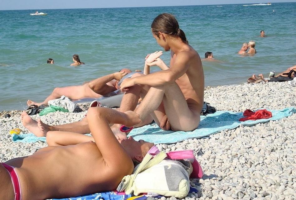 25P 0572 Nude beaches for couples.