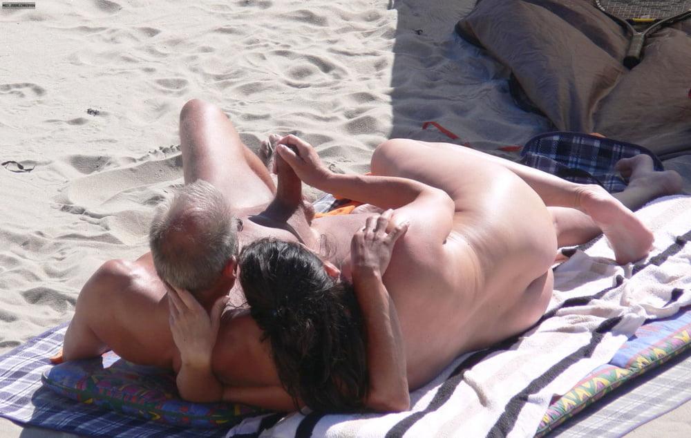 25P 0572 Nude beaches for couples.