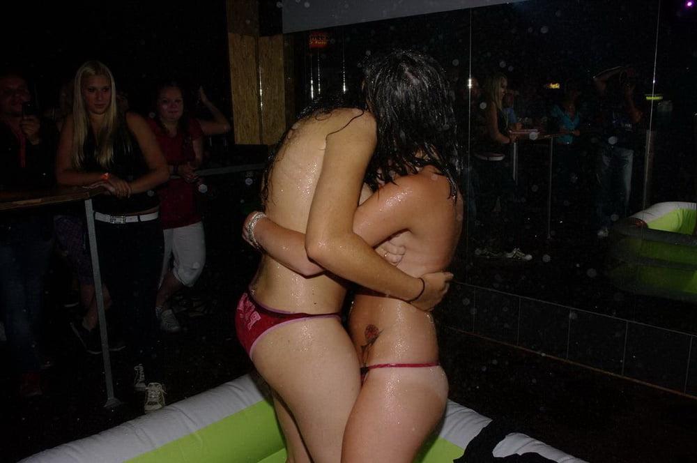 25P des coquines s'amusent en club