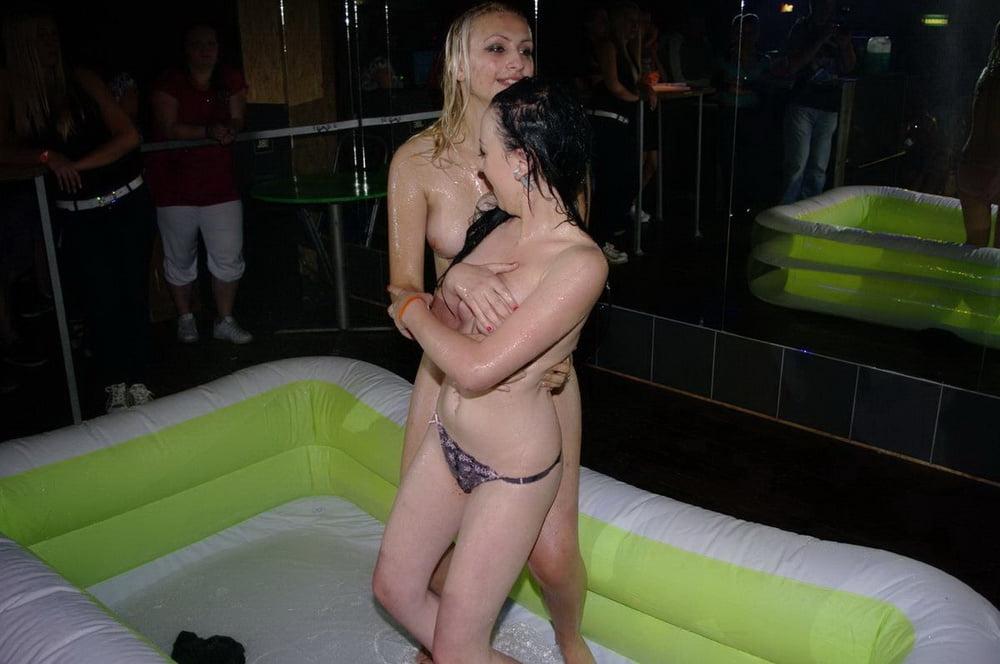 25P des coquines s'amusent en club
