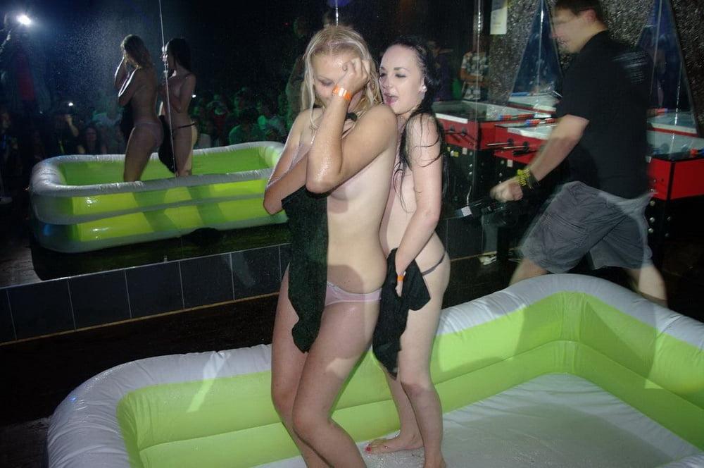 25P des coquines s'amusent en club