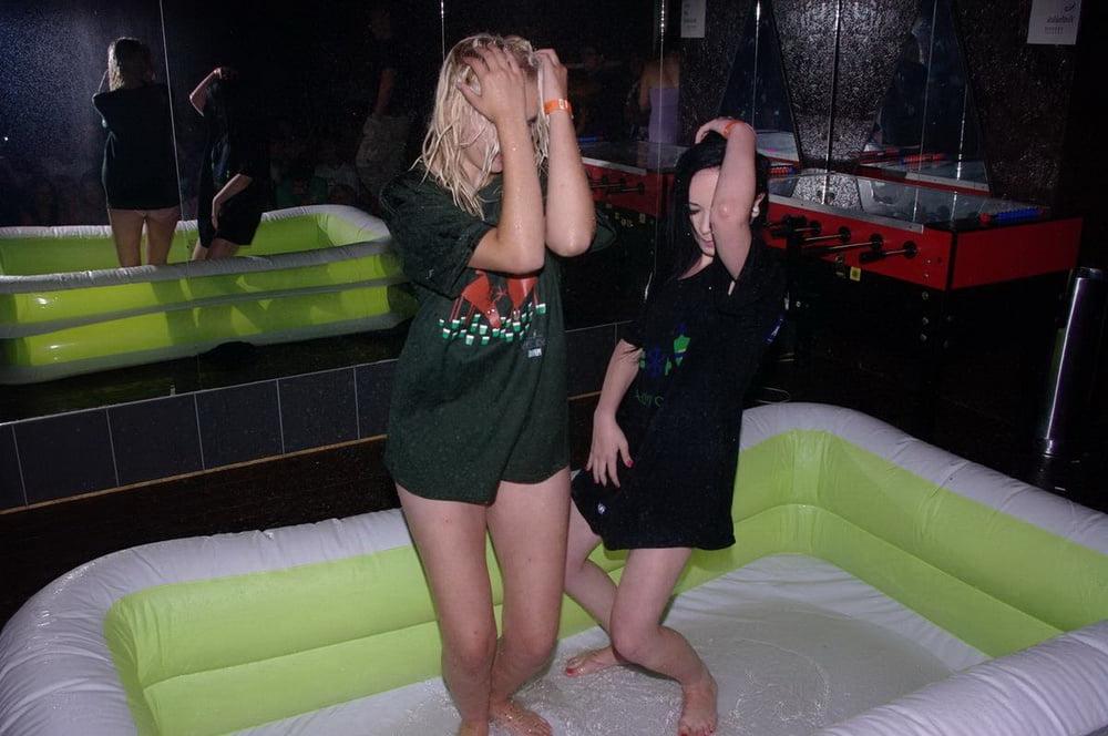 25P des coquines s'amusent en club