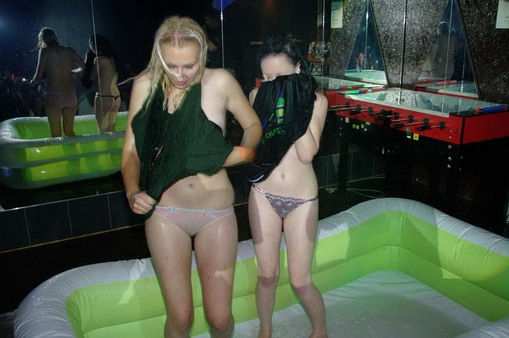 25P des coquines s'amusent en club