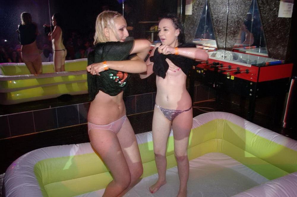 25P des coquines s'amusent en club