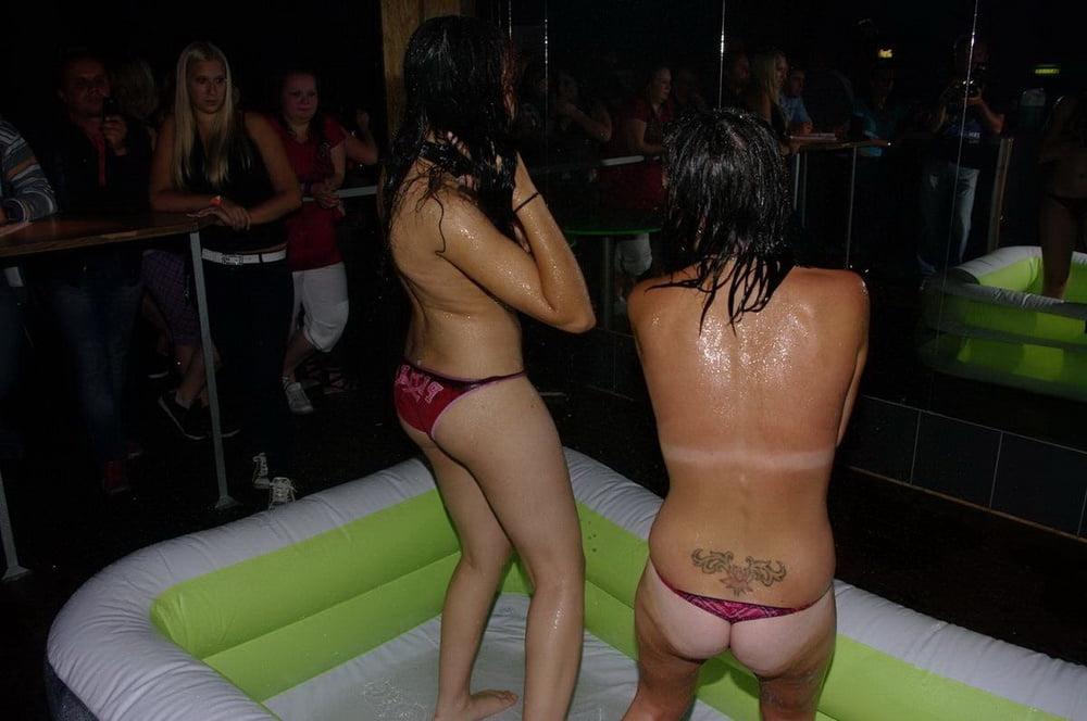 25P des coquines s'amusent en club