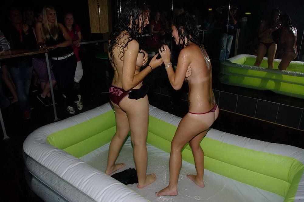 25P des coquines s'amusent en club