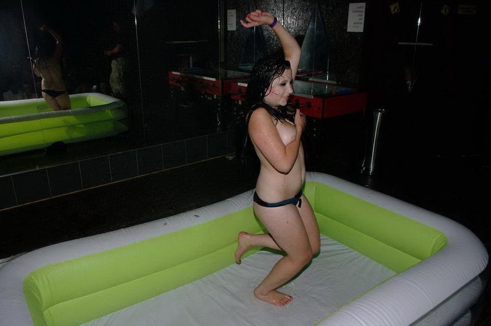 25P des coquines s'amusent en club