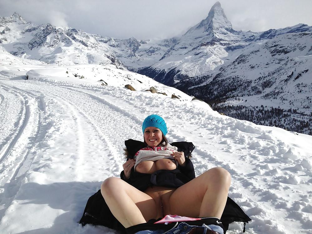 8P Busty Snow Bunny