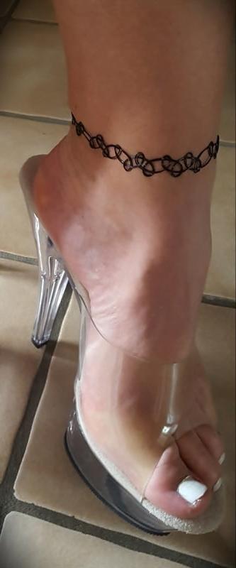 15P Barefeet ++ Clear Heels Mules ++ Anklets ++ White Toe Nails
