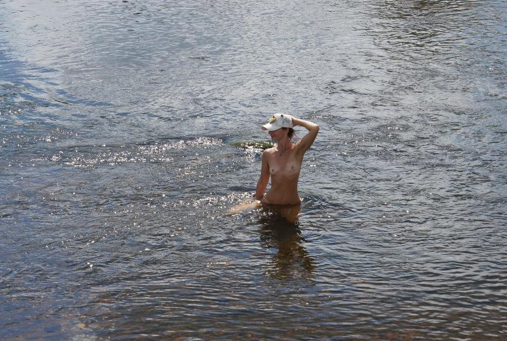 25P Nude in river's water