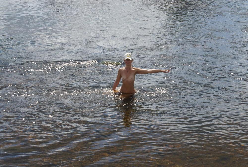 25P Nude in river's water