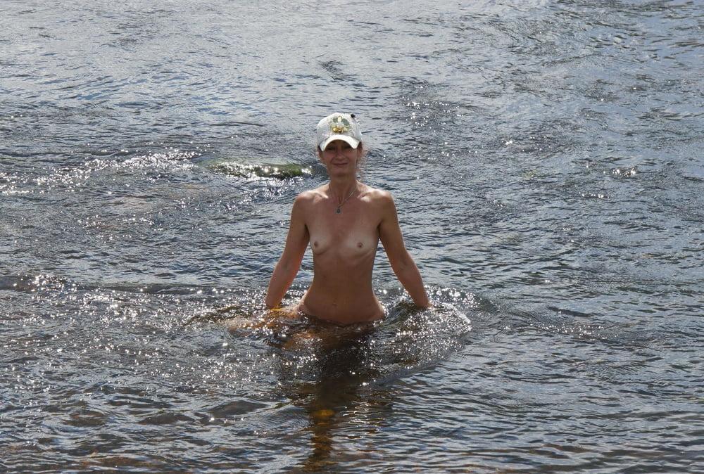 25P Nude in river's water