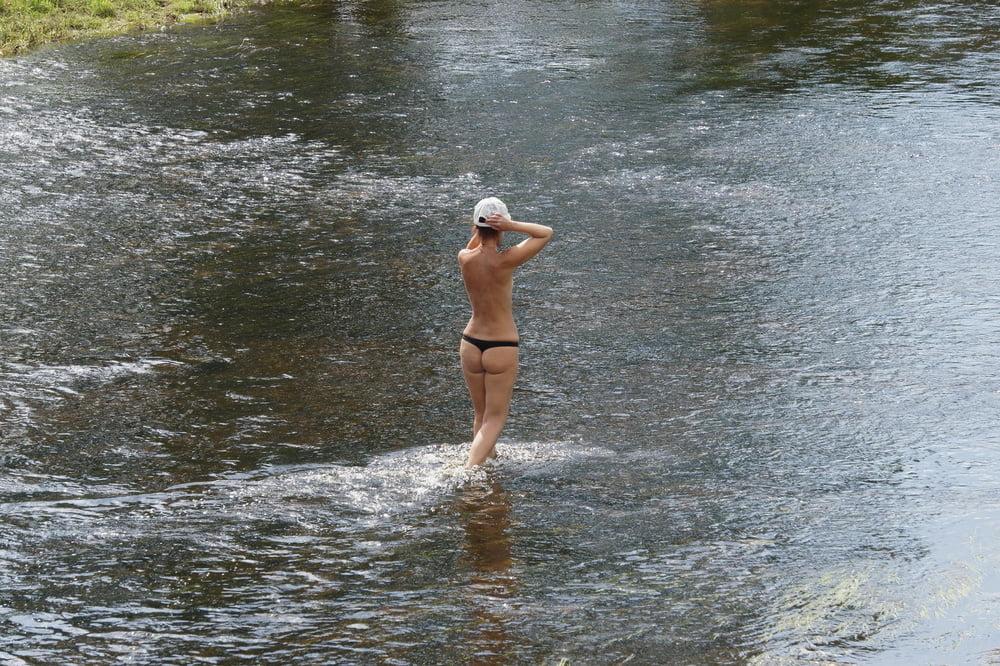 25P Nude in river's water