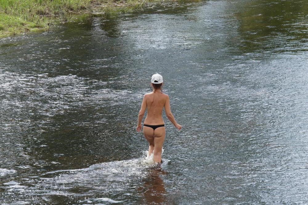 25P Nude in river's water