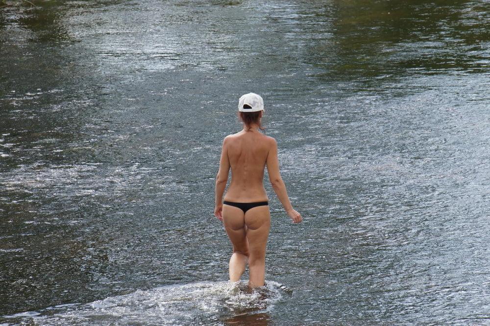 25P Nude in river's water