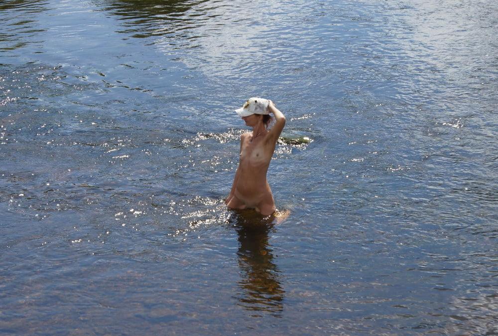 25P Nude in river's water