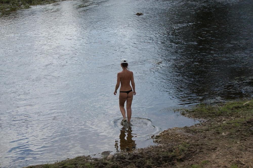 25P Nude in river's water