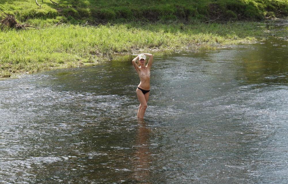 25P Nude in river's water