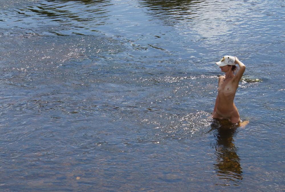25P Nude in river's water