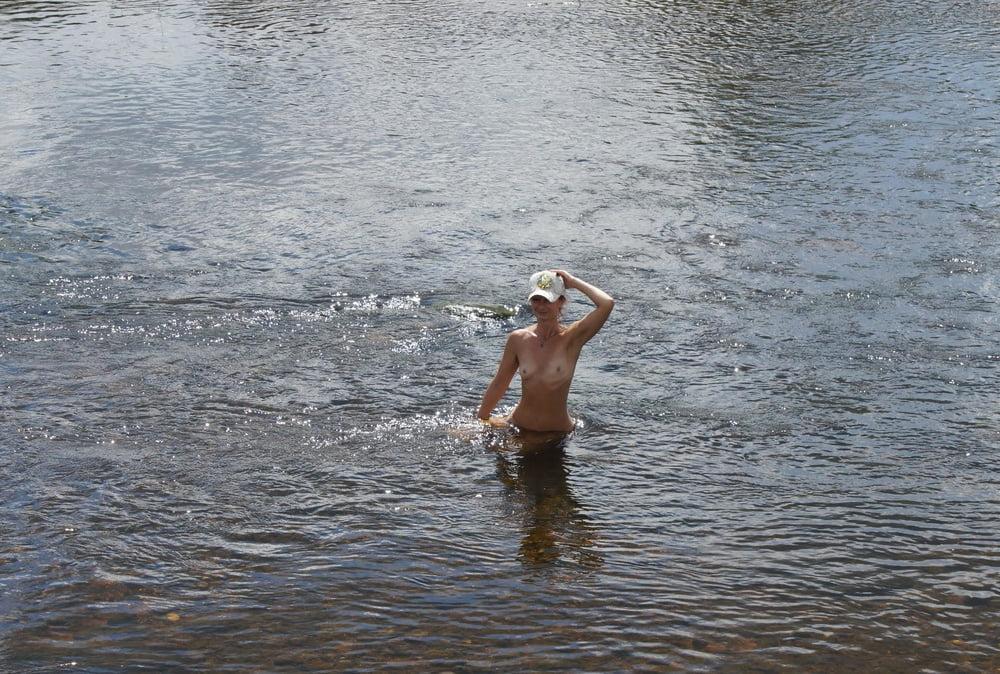 25P Nude in river's water