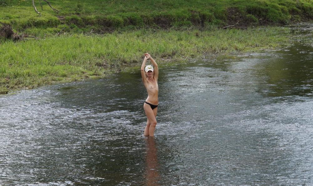 25P Nude in river's water