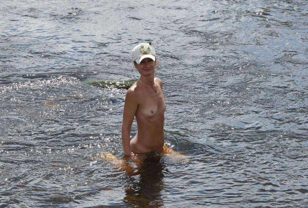 25P Nude in river's water