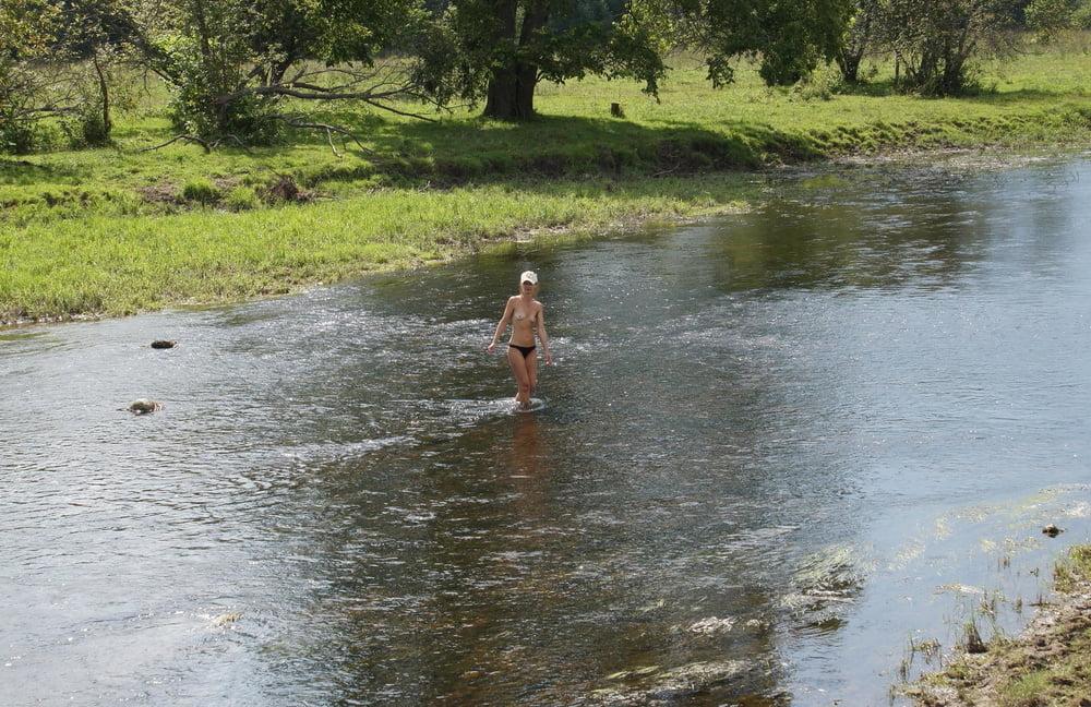 25P Nude in river's water