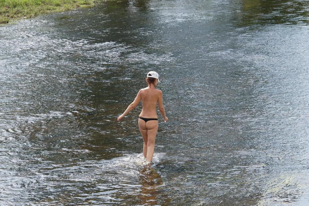 25P Nude in river's water