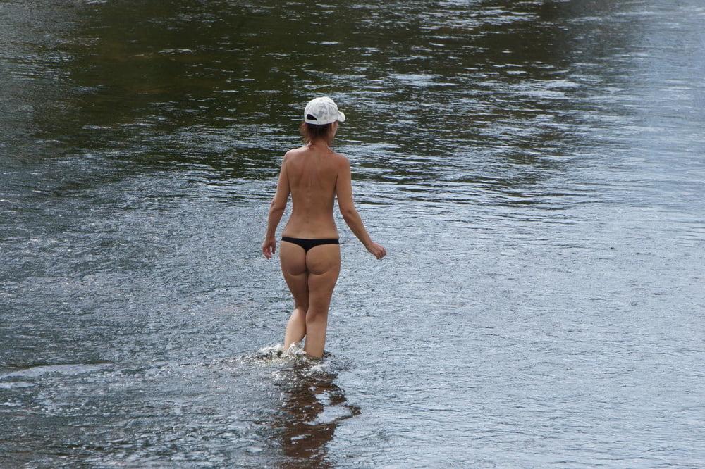 25P Nude in river's water